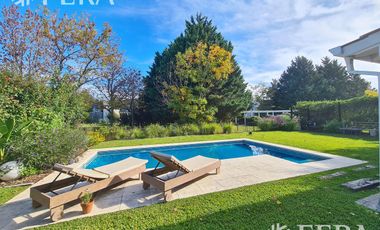 Venta casa 5 ambientes con cochera y fondo libre con piscina en Abril Club De Campo