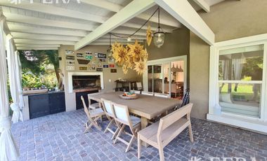 Venta casa 5 ambientes con cochera y fondo libre con piscina en Abril Club De Campo