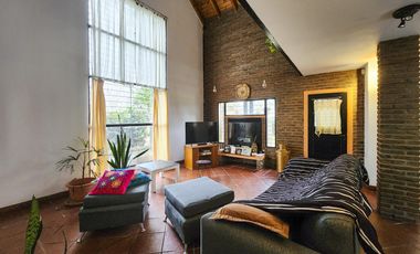 Casa de 2 dormitorios con pileta y gran jardín en  Country Club Logaritmo