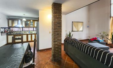 Casa de 2 dormitorios con pileta y gran jardín en  Country Club Logaritmo