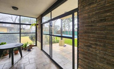 Casa de 2 dormitorios con pileta y gran jardín en  Country Club Logaritmo