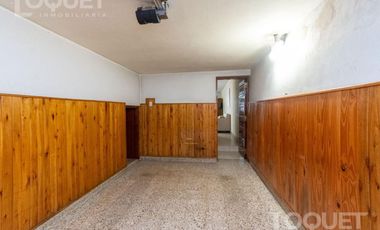 Casa de tres dormitorios, cochera y patio a media cuadra de BV.
