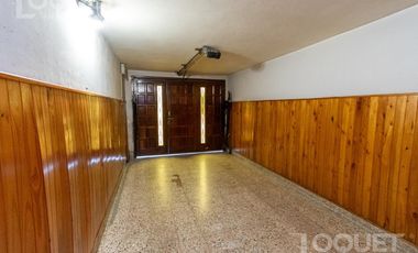 Casa de tres dormitorios, cochera y patio a media cuadra de BV.