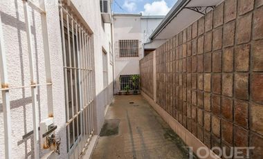 Casa de tres dormitorios, cochera y patio a media cuadra de BV.