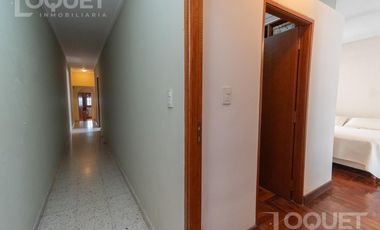 Casa de tres dormitorios, cochera y patio a media cuadra de BV.