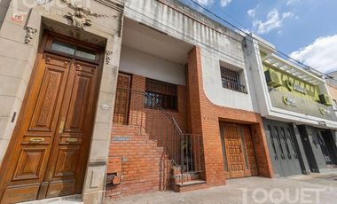 Casa de tres dormitorios, cochera y patio a media cuadra de BV.