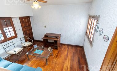Casa de tres dormitorios, cochera y patio a media cuadra de BV.