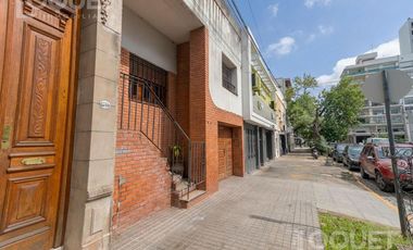 Casa de tres dormitorios, cochera y patio a media cuadra de BV.