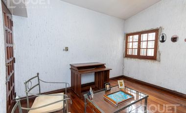 Casa de tres dormitorios, cochera y patio a media cuadra de BV.