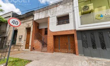 Casa de tres dormitorios, cochera y patio a media cuadra de BV.