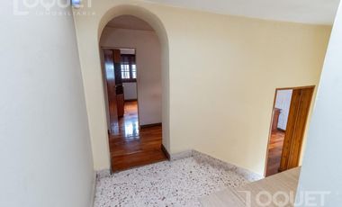 Casa de tres dormitorios, cochera y patio a media cuadra de BV.