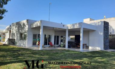 Casa en alquiler, 5 ambientes.  Terralagos, Canning