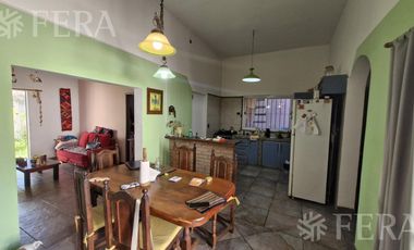 Venta casa multifamiliar con cochera en Villa Dominico