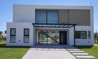 Casa en Venta 5 Ambientes con Piscina | Barrio La Alameda | Canning | Lote Central