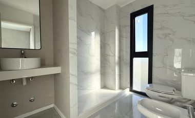Casa Triplex en Alquiler y/o Venta, de 3 Dormitorios, en Tigre, Gba Norte.
