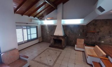 EXCELENTE CHALET EN 2 PLANTAS DE 5 AMB.