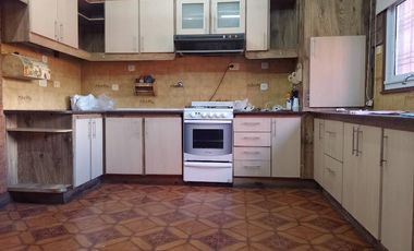 EXCELENTE CHALET EN 2 PLANTAS DE 5 AMB.