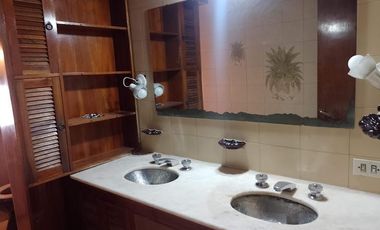 EXCELENTE CHALET EN 2 PLANTAS DE 5 AMB.