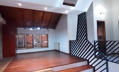 EXCELENTE CHALET EN 2 PLANTAS DE 5 AMB.