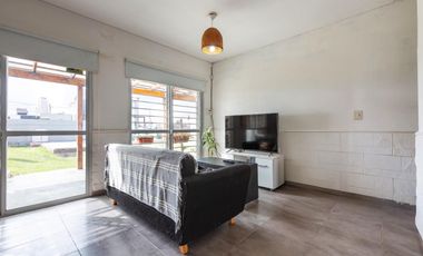 VENTA - Casa - 2 dormitorios con piscina, galería y parrillero - Tierra de sueños, Alvear.