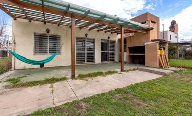 VENTA - Casa - 2 dormitorios con piscina, galería y parrillero - Tierra de sueños, Alvear.