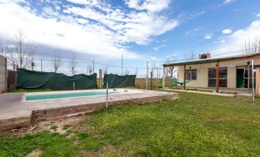 VENTA - Casa - 2 dormitorios con piscina, galería y parrillero - Tierra de sueños, Alvear.