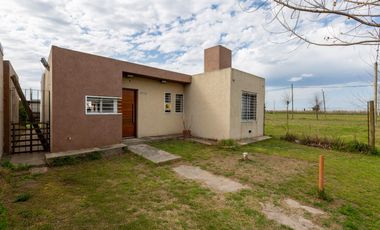 VENTA - Casa - 2 dormitorios con piscina, galería y parrillero - Tierra de sueños, Alvear.
