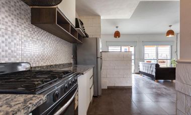 VENTA - Casa - 2 dormitorios con piscina, galería y parrillero - Tierra de sueños, Alvear.