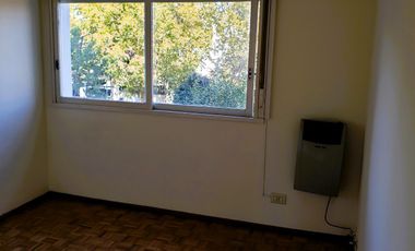 Alquiler en Pesos departamento 3 ambientes con balcón sobre Libertador