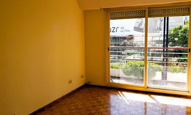 Alquiler en Pesos departamento 3 ambientes con balcón sobre Libertador
