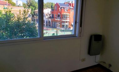 Alquiler en Pesos departamento 3 ambientes con balcón sobre Libertador