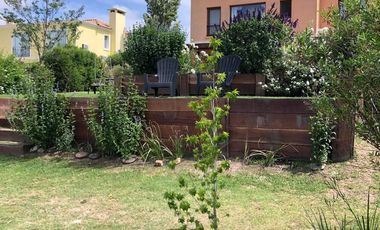 Alquiler Excelente Casa a la LAGUNA en San Benito ENERO TEMPORARIO pileta