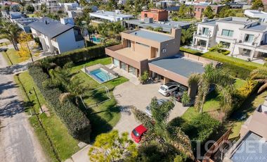 Casa de 3 dormitorios - Barrio Privado 