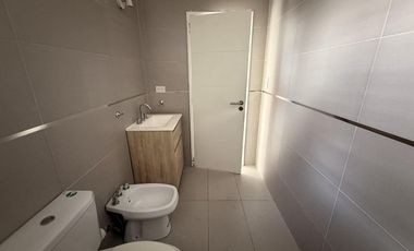 ALQUILER DE DEPARTAMENTO TRES AMBIENTES EN COMPLEJO