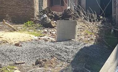 Amplio terreno con un galpon al fondo