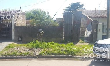 Amplio terreno con un galpon al fondo