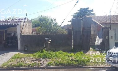 Amplio terreno con un galpon al fondo