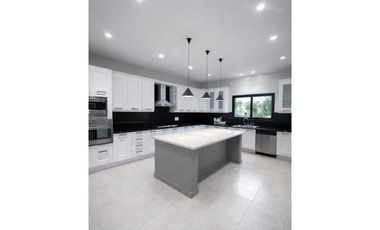 Costa del Este, 460m2 4rec, piscina a solo $1.2M