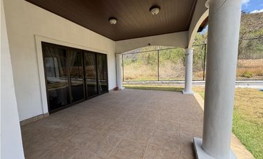 SE VENDE CASA EN EL ESPAVE SAJALICES CON 4 HABITACIONES Y TERRAZA
