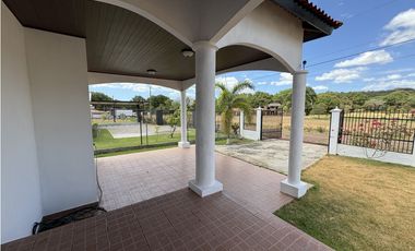 SE VENDE CASA EN EL ESPAVE SAJALICES CON 4 HABITACIONES Y TERRAZA