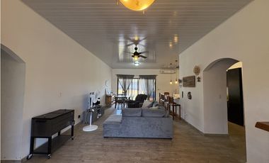 SE VENDE CASA EN EL ESPAVE SAJALICES CON 4 HABITACIONES Y TERRAZA