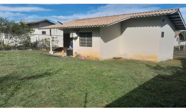 BONITA CASA DE BARRIADA CON 600 MTS2 DE TERRENO EN DAVID
