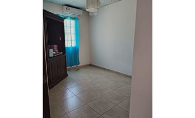 BONITA CASA DE BARRIADA CON 600 MTS2 DE TERRENO EN DAVID