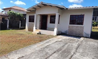 BONITA CASA DE BARRIADA CON 600 MTS2 DE TERRENO EN DAVID