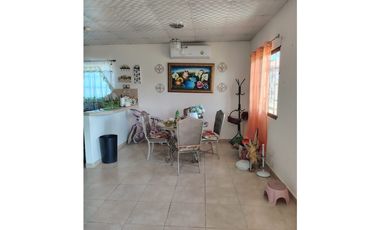 BONITA CASA DE BARRIADA CON 600 MTS2 DE TERRENO EN DAVID