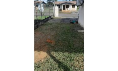 BONITA CASA DE BARRIADA CON 600 MTS2 DE TERRENO EN DAVID