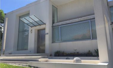 Moderna casa de diseño en Zona Iglesia. Espectaculares vistas Piscina.