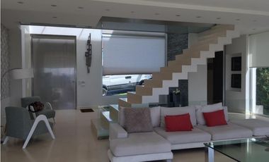 Moderna casa de diseño en Zona Iglesia. Espectaculares vistas Piscina.