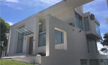 Moderna casa de diseño en Zona Iglesia. Espectaculares vistas Piscina.