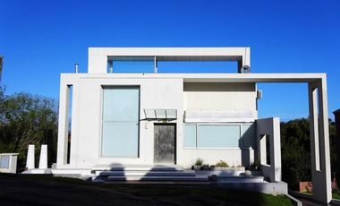 Moderna casa de diseño en Zona Iglesia. Espectaculares vistas Piscina.